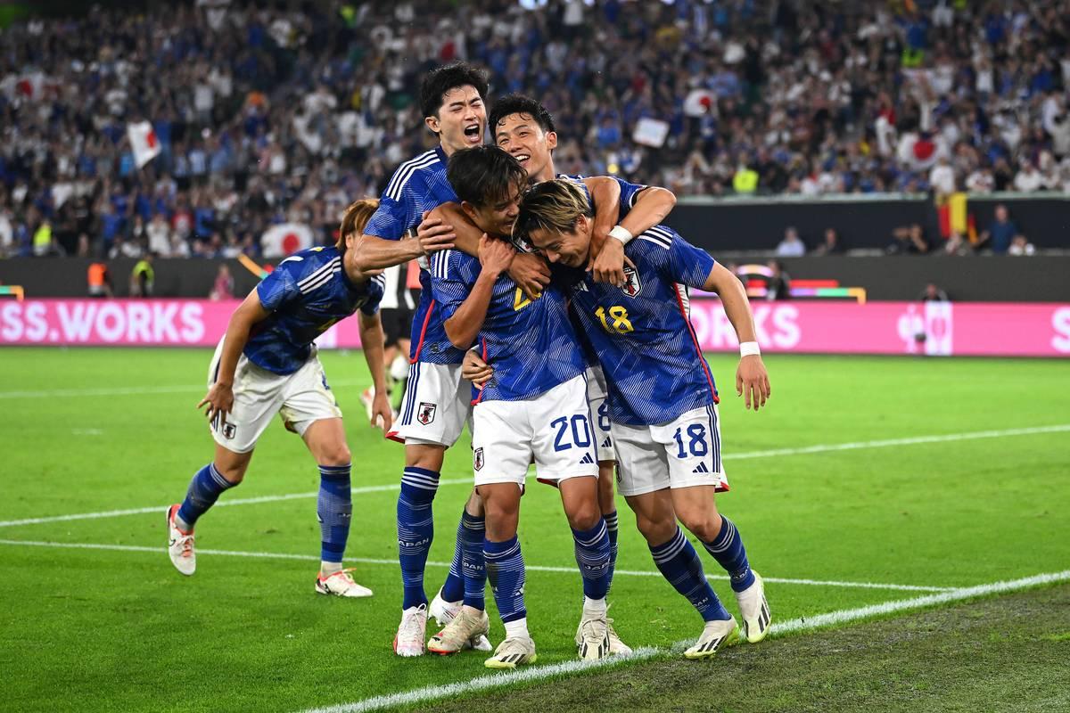 日本队不断突破！，莱万多夫斯基连续十场比赛得分超过刷新纪录赛场气氛高涨的简单介绍九游体育平台