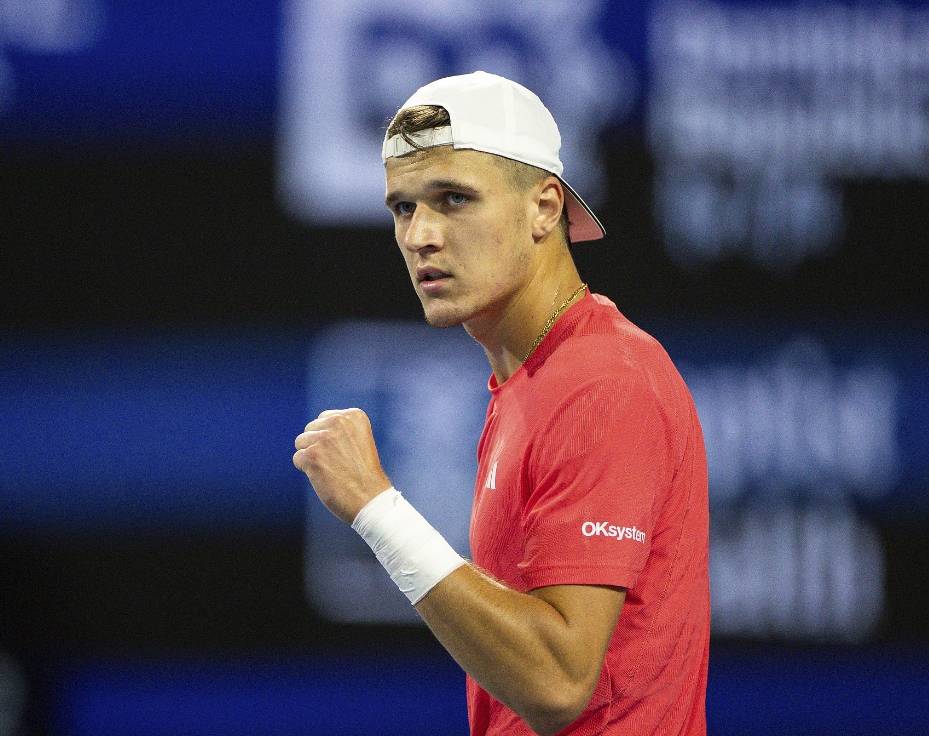 德约科维奇爆冷击败独行侠，高光表现引爆全场！(德约科维奇太帅了)